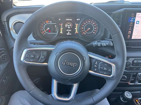 Used 2025 Jeep Wrangler Unlimited Sahara AWD/4WD image 34