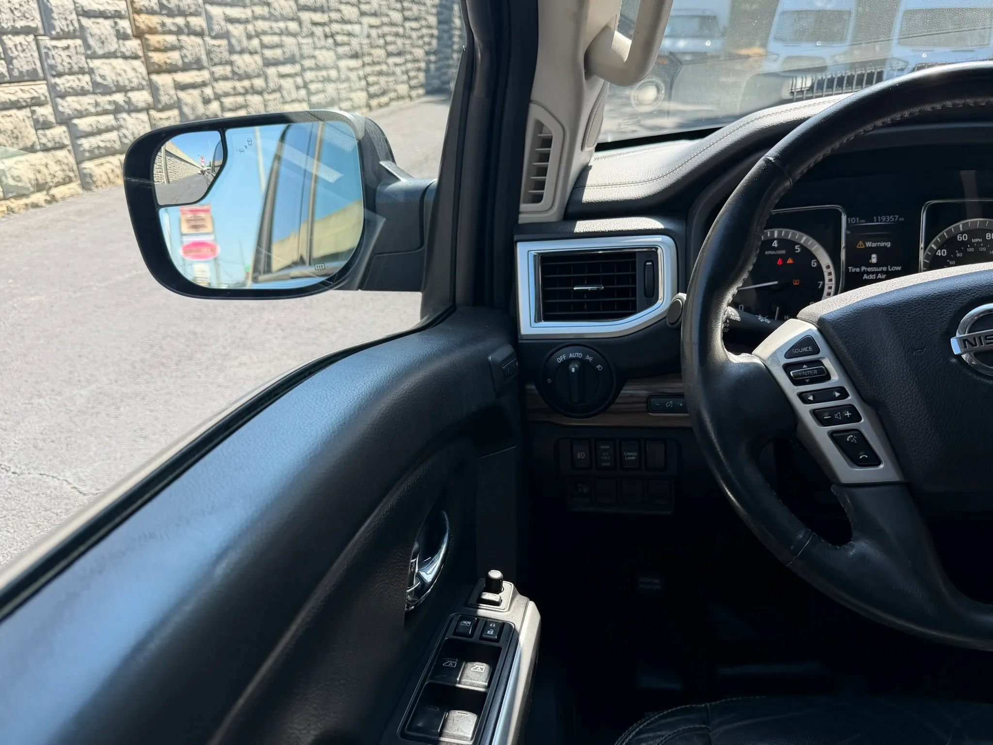 Used 2017 Nissan Titan SL AWD/4WD image 19