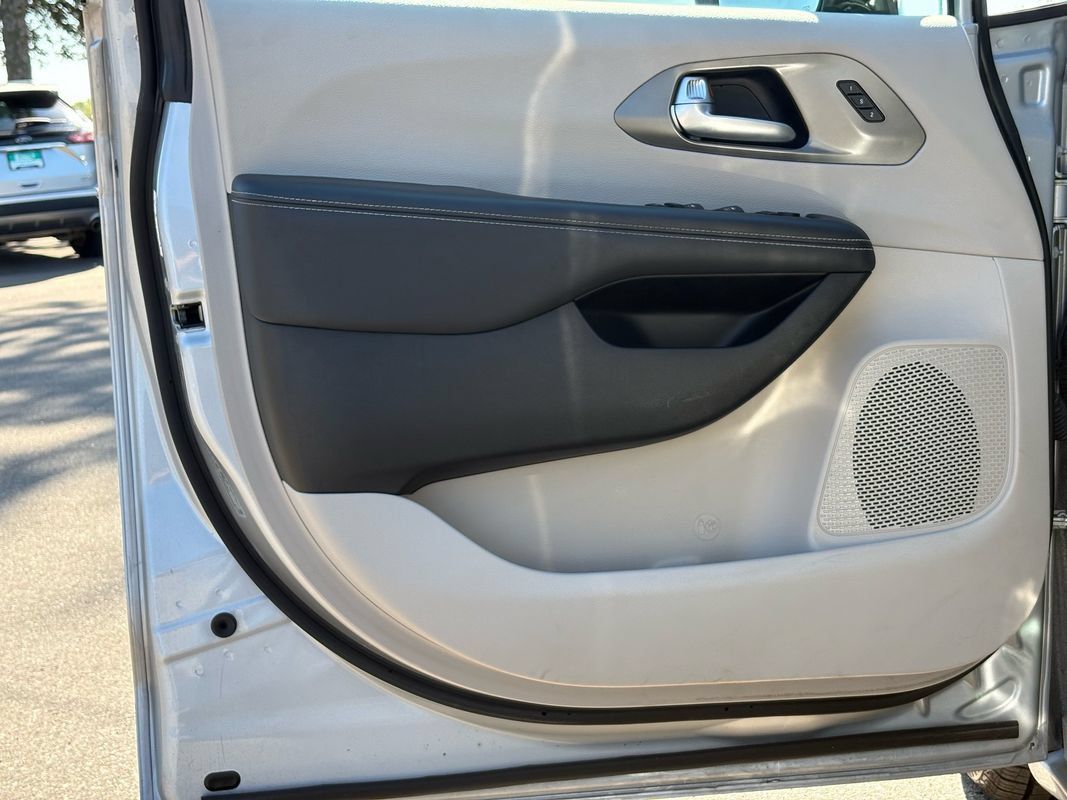 Used 2024 Chrysler Pacifica Touring-L FWD image 33