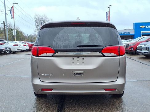 Used 2017 Chrysler Pacifica Touring image 5