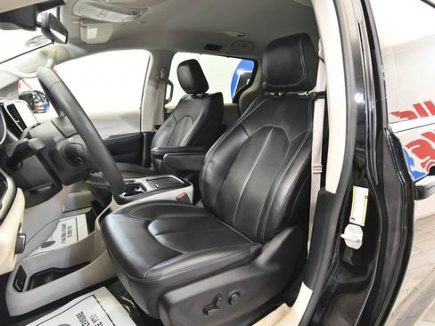 Used 2024 Chrysler Pacifica Touring-L FWD image 11