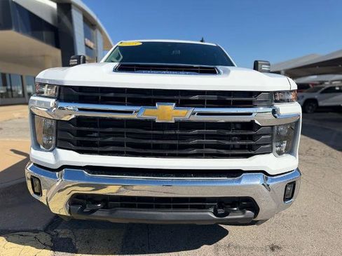 Used 2025 Chevrolet Silverado 2500 LT w/ Convenience Package AWD/4WD image 2