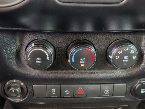 Used 2014 Jeep Wrangler Rubicon w/ Power Convenience Group AWD/4WD image 24