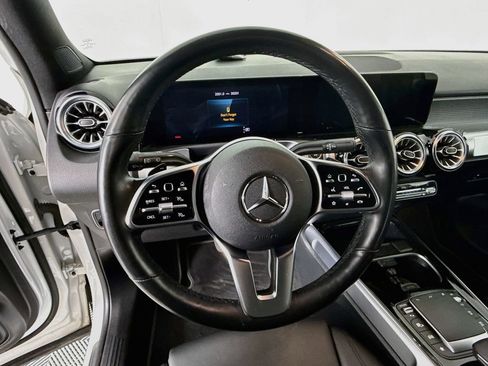 Used 2022 Mercedes-Benz GLB 250 4MATIC image 12