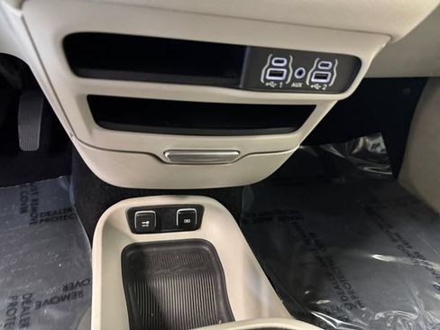 Used 2021 Chrysler Pacifica Touring-L FWD image 16