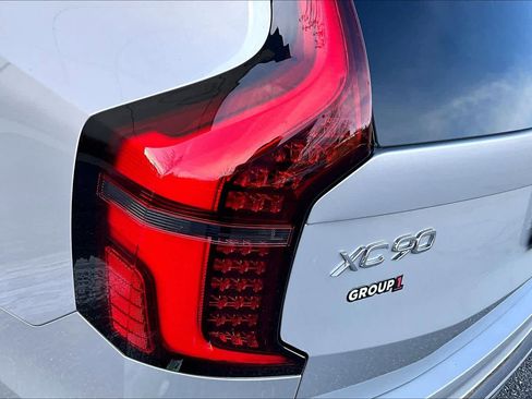 Used 2025 Volvo XC90 T8 Plus image 27