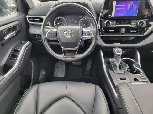 Used 2023 Toyota Highlander XLE image 28