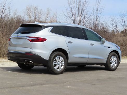 Used 2020 Buick Enclave Essence w/ Sound and Sites Package image 3