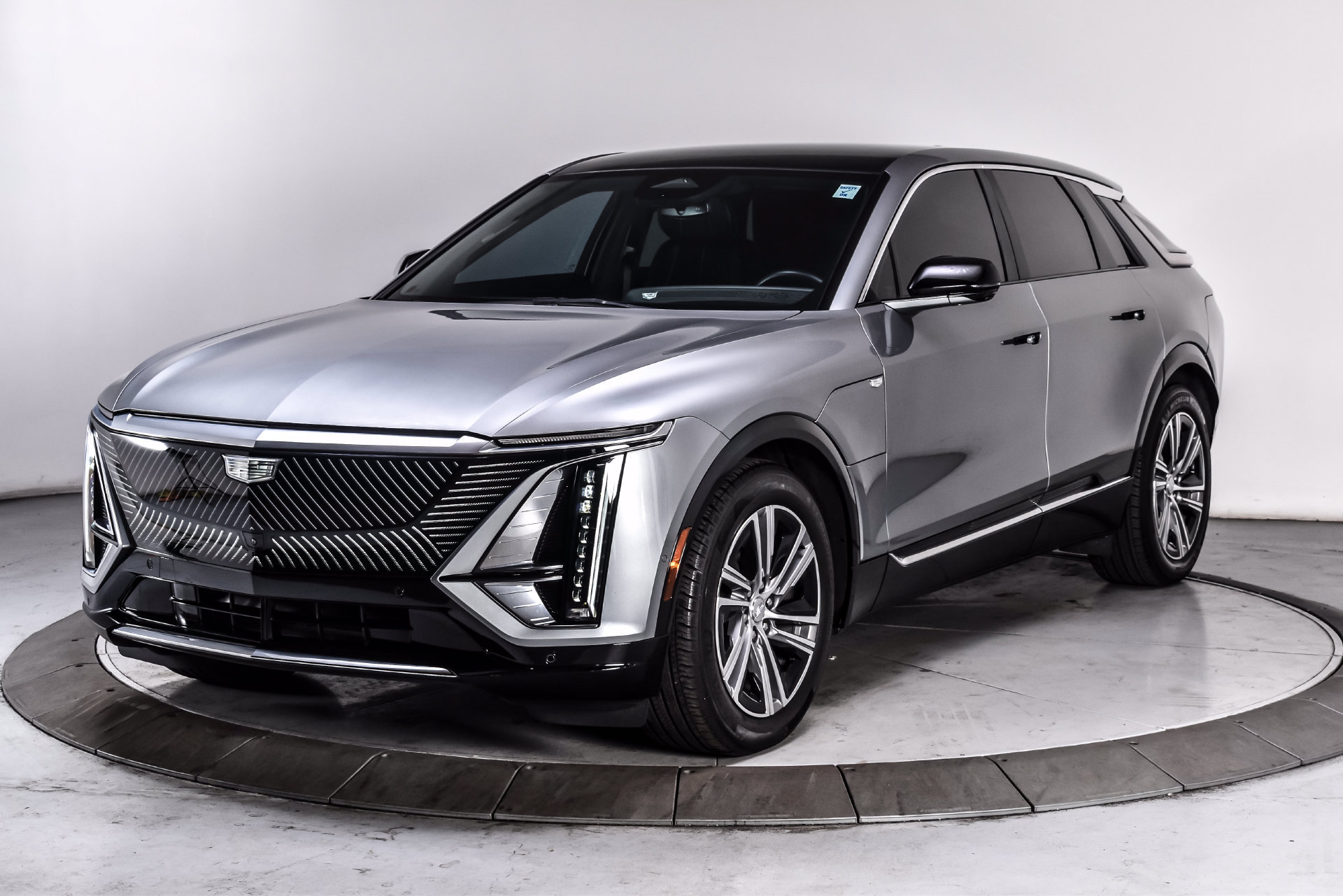 Used 2024 Cadillac Lyriq Luxury w/ LPO, Floor Liner Package AWD/4WD image 2