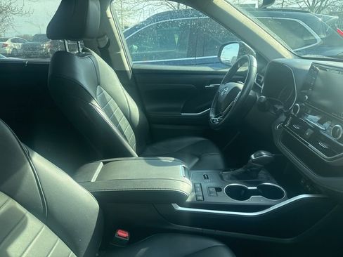 Used 2020 Toyota Highlander XLE image 10