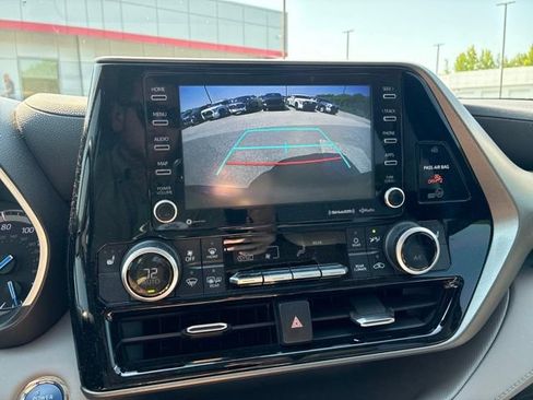 Used 2022 Toyota Highlander XLE AWD/4WD image 9