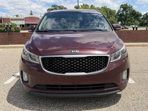 Used 2017 Kia Sedona LX w/ LX Essentials Premium Package FWD image 3