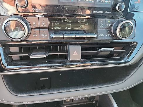 Used 2022 Toyota Highlander XLE AWD/4WD image 23