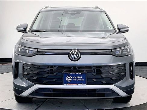 Used 2025 Volkswagen Tiguan SE w/ Panoramic Sunroof Package image 3