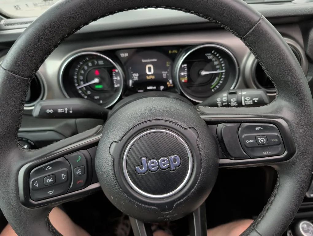 Used 2023 Jeep Wrangler Unlimited w/ Sun & Screen Package AWD/4WD image 19