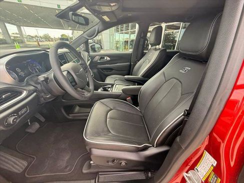 Certified 2025 Chrysler Pacifica Limited image 11