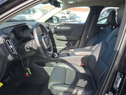 Used 2025 Volvo XC40 B5 Plus AWD/4WD image 1
