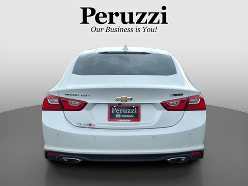 Used 2018 Chevrolet Malibu Premier w/ Premier Sun and Wheel Package FWD image 4