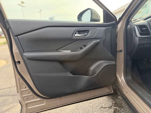 Used 2025 Nissan Rogue SV AWD/4WD image 18