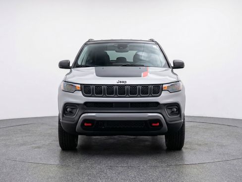 Used 2025 Jeep Compass Trailhawk image 2