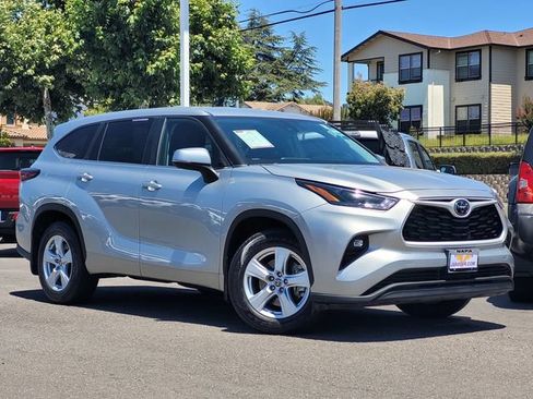 Certified 2024 Toyota Highlander LE AWD/4WD image 2