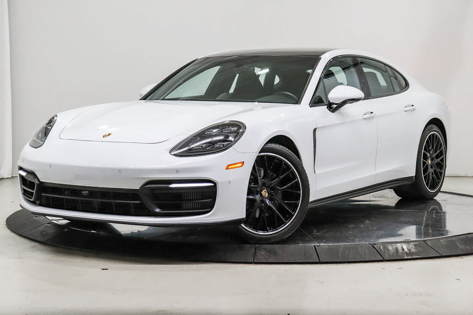 Used 2022 Porsche Panamera RWD image 1