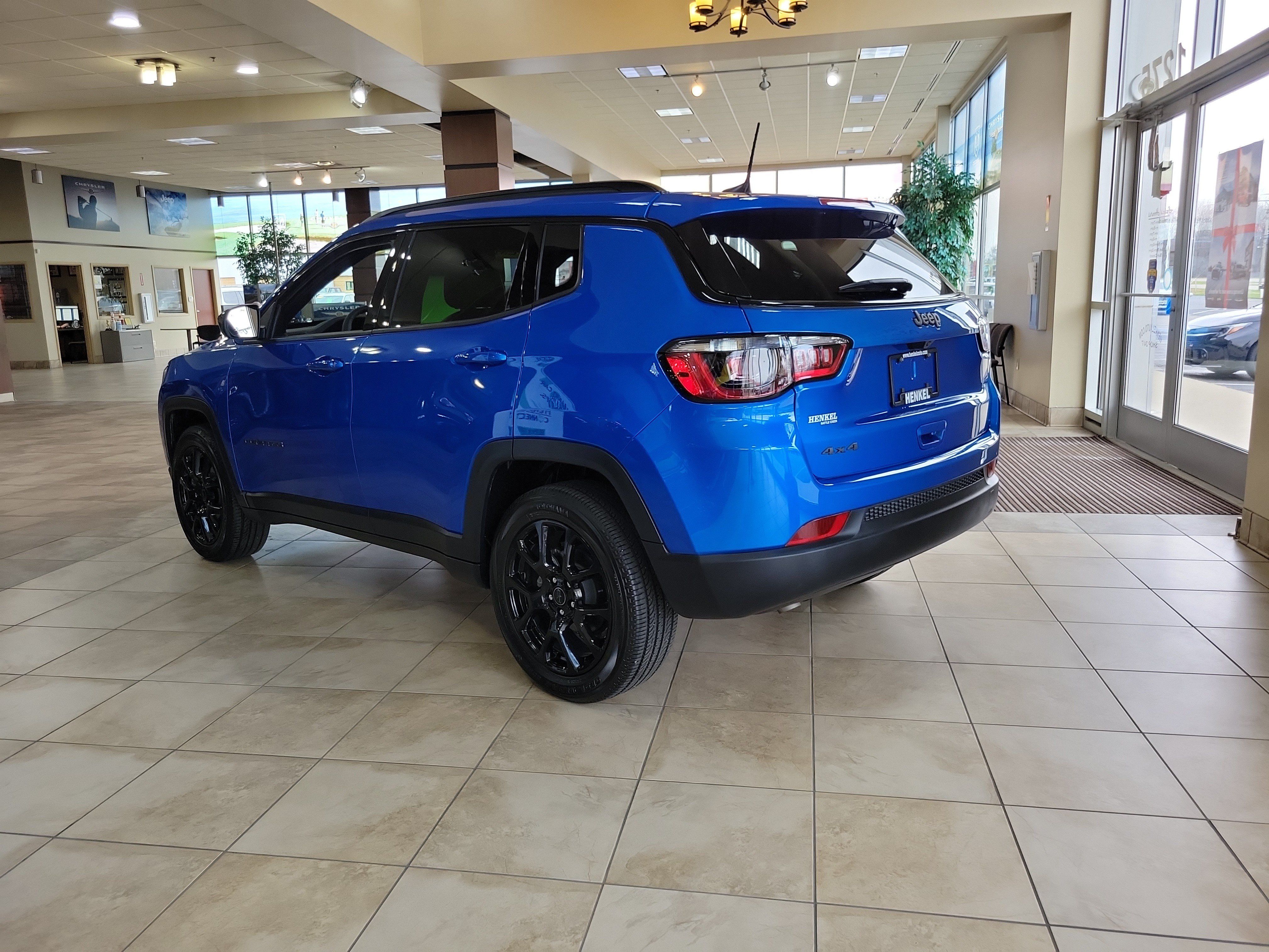 Used 2025 Jeep Compass Latitude w/ Sun & Sound Group AWD/4WD image 3