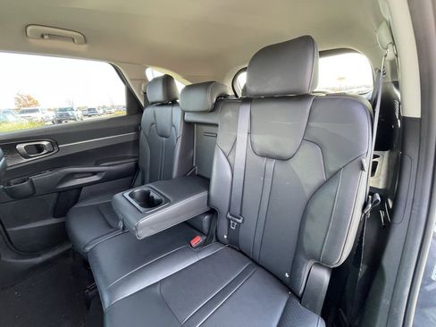 Used 2025 Kia Sorento S image 23