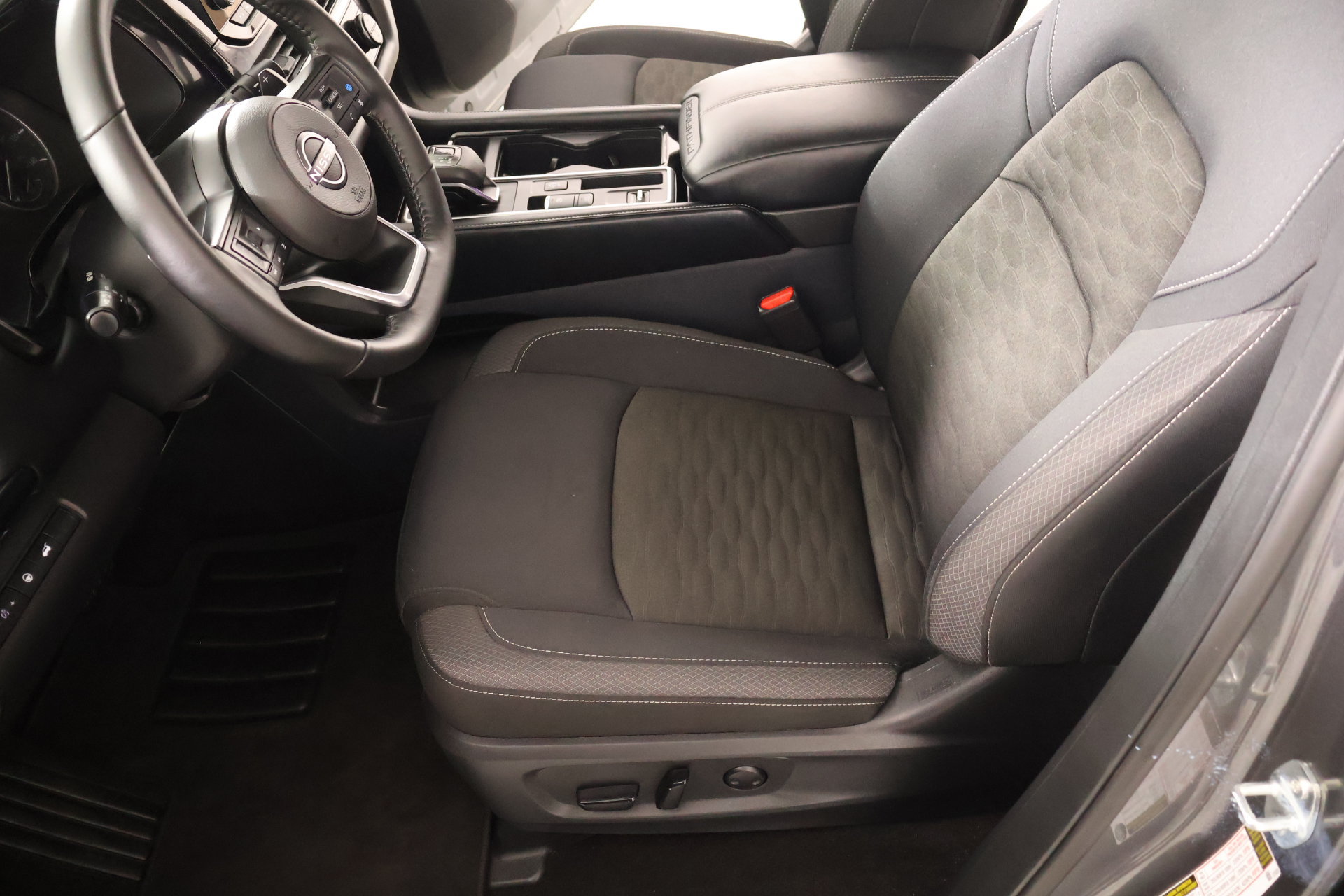 Used 2025 Nissan Pathfinder SV FWD image 11