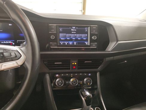 Used 2024 Volkswagen Jetta SE FWD image 6