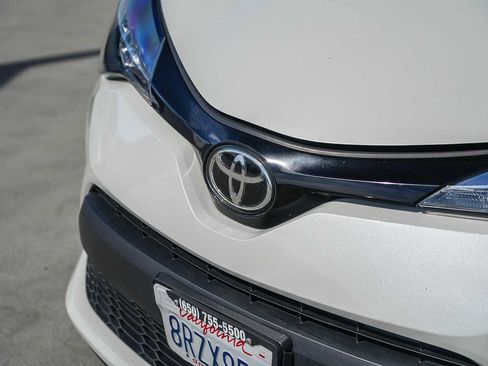 Used 2020 Toyota C-HR LE FWD image 3