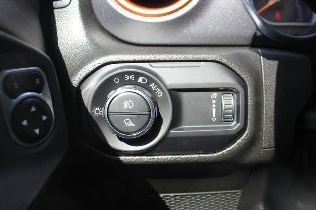 Used 2023 Jeep Gladiator Mojave w/ LED Lighting Group AWD/4WD image 17