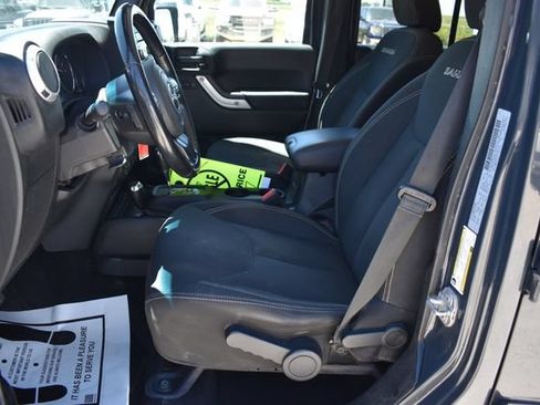 Used 2018 Jeep Wrangler Unlimited Sahara w/ Connectivity Group AWD/4WD image 15