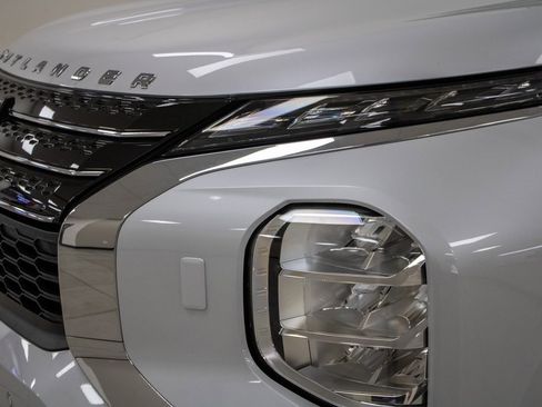 Used 2023 Mitsubishi Outlander SEL image 17