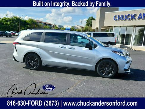 Used 2023 Toyota Sienna XSE w/ XSE Plus Package image 5