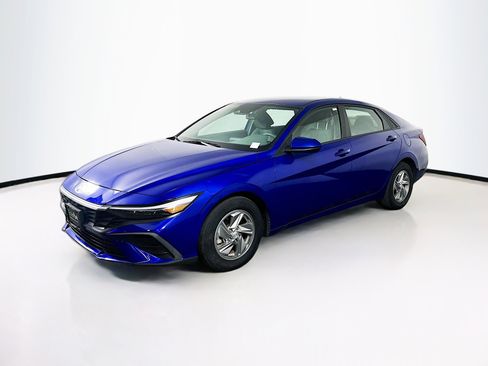 Used 2024 Hyundai Elantra SE image 3