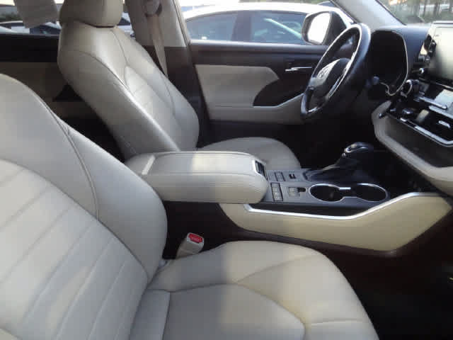 Used 2021 Toyota Highlander XLE AWD/4WD image 10