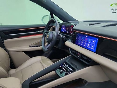 Used 2025 Porsche Macan Electric RWD image 21