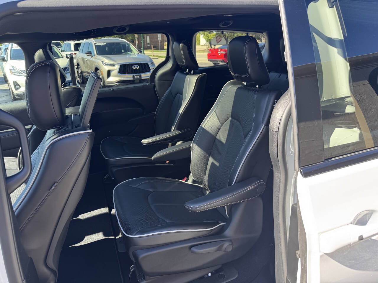 Used 2023 Chrysler Pacifica Limited w/ Uconnect Theater Family Group FWD image 9