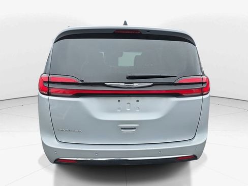 Used 2023 Chrysler Pacifica Touring-L image 8