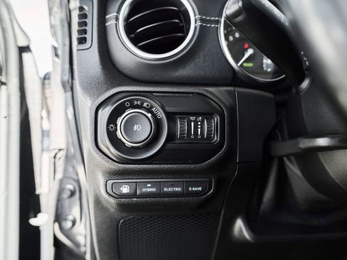 Used 2021 Jeep Wrangler Unlimited Sahara AWD/4WD image 25