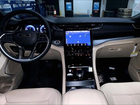 New 2025 Jeep Grand Cherokee Limited w/ Luxury Tech Group II image 14