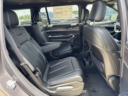 New 2025 Jeep Grand Cherokee L Limited AWD/4WD image 11