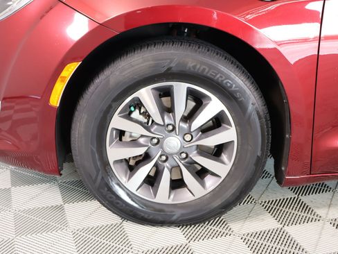 Used 2020 Chrysler Pacifica Touring FWD image 18