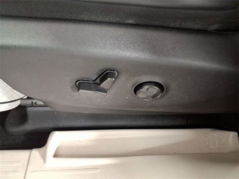 Used 2023 Chrysler Pacifica Touring-L image 14