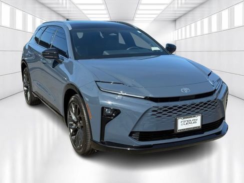 Used 2025 Toyota Crown Signia w/ Advanced Technology Package image 3