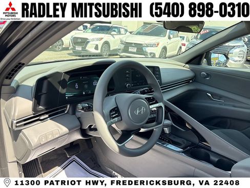 Used 2025 Hyundai Elantra Hybrid FWD image 4