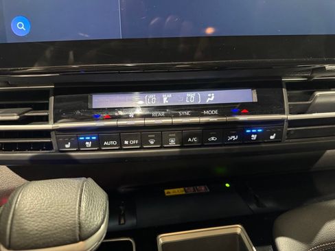Used 2025 Toyota Sienna Platinum AWD/4WD image 20