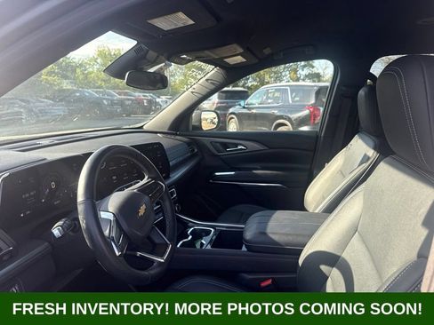 Used 2025 Chevrolet Traverse LT FWD image 8
