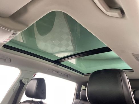 Used 2018 Volkswagen Tiguan SEL Premium w/ 3rd Row Seat Package image 18